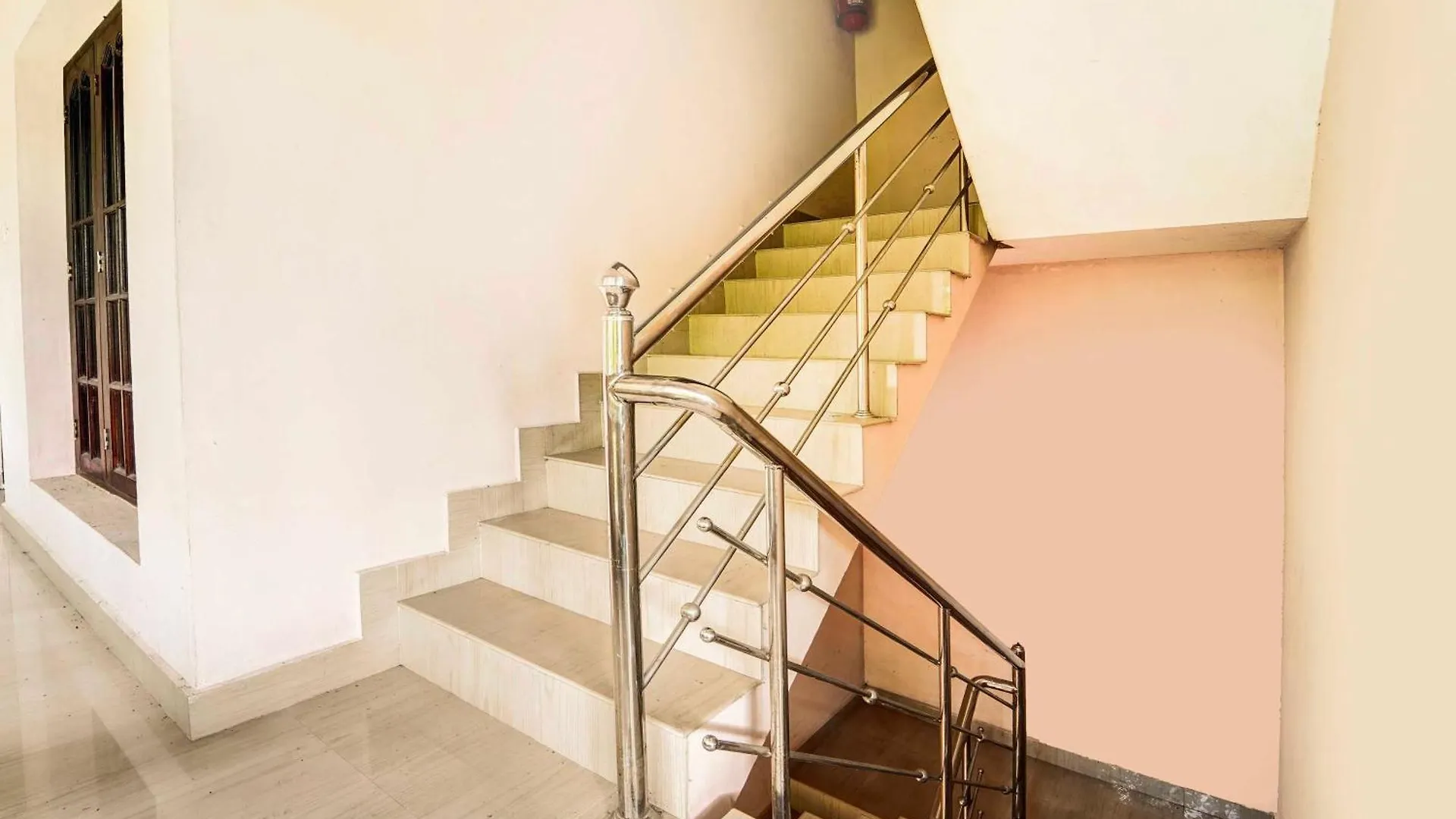 Hotel Collection O Nettoor Near Lakeshore Hospital Kochi